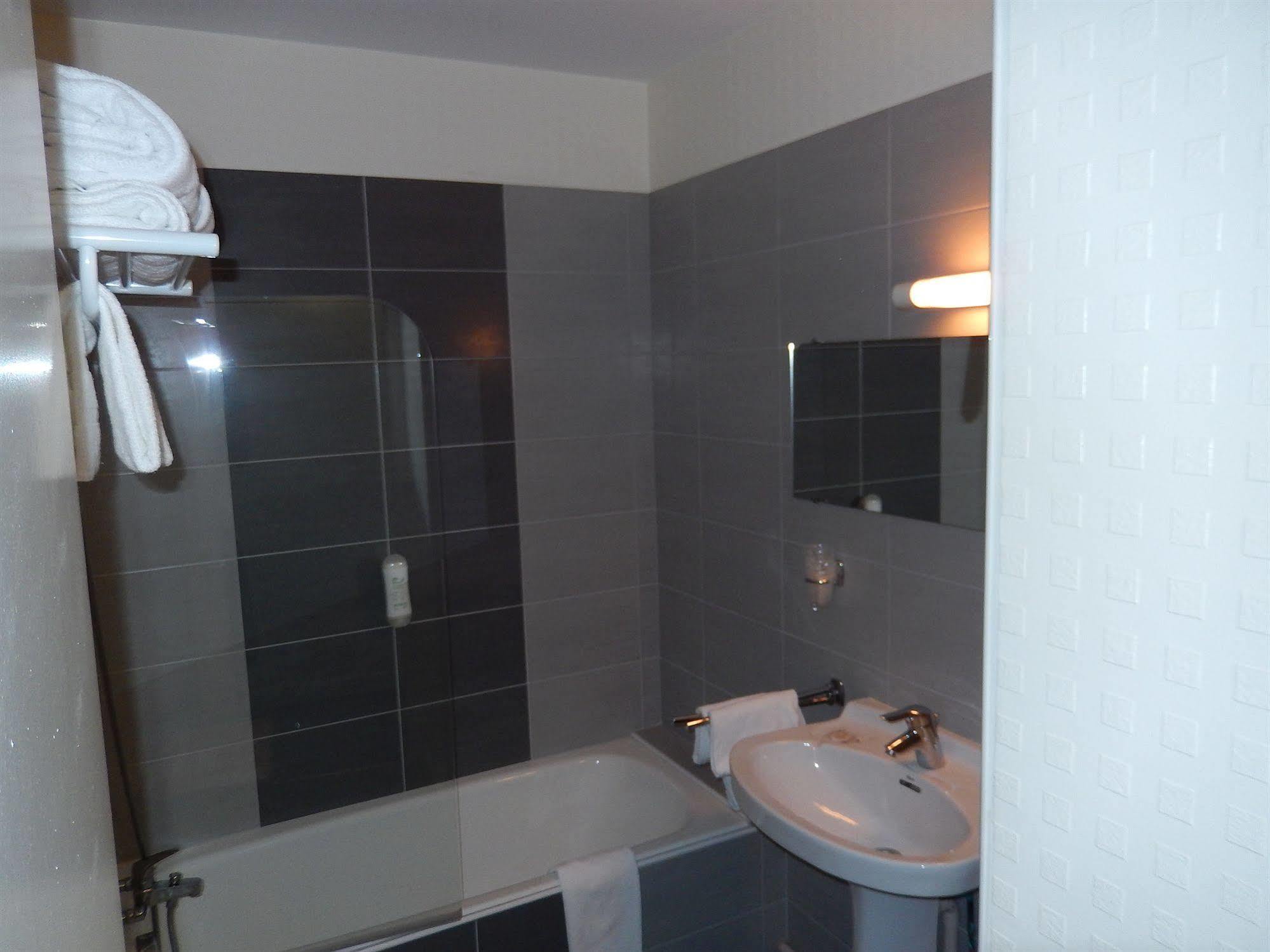 Logis Hotel Lodge La Valette Cesson-Sevigne Bagian luar foto
